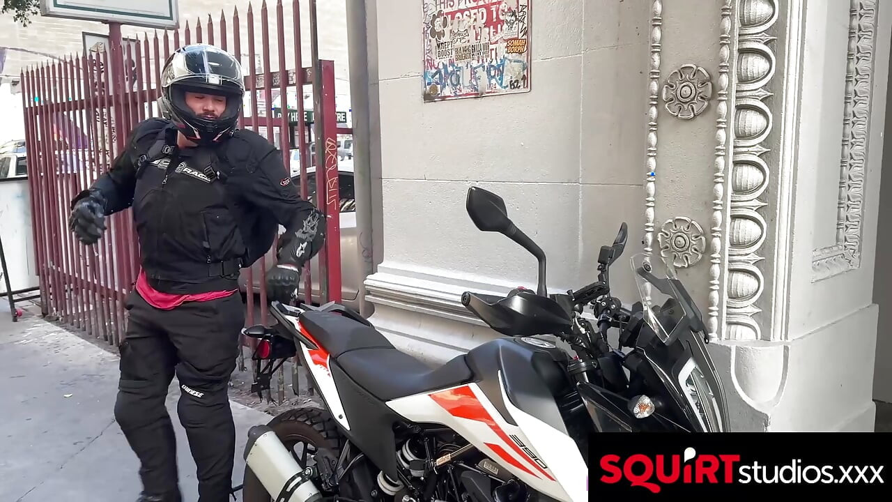 Cliff jensen, phoenix Leo को जोरदार चुदाई देती है