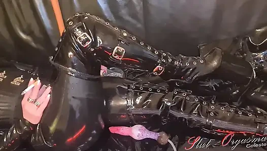 Sürtük-orgazm-celeste seksi lateks ve deri aşırı platform çizmeler içinde sigara içiyor