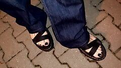 Minhas sandálias de plataforma - caminhada noturna com dedos do pé pintados de preto