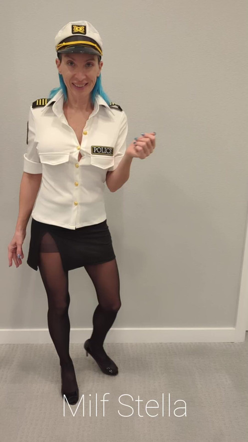 Policajka Stella ovdje da služi i štiti! Policijska policija proba kostim cosplaya