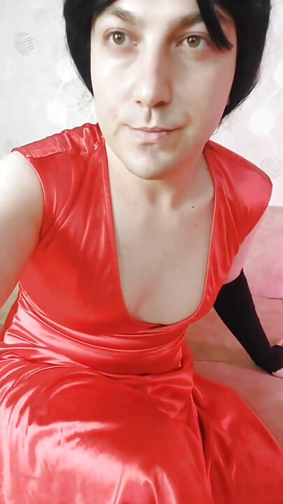 Tapette féminine blanche habillée rouge