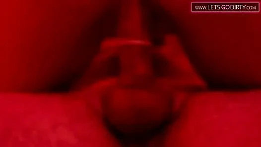 Heißes mädchen lutscht sperma von schwanz, nachdem sie ihn hart lutscht und reitet