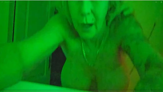Frau schleppt typen nach oben für Afterparty, fickt und lutscht