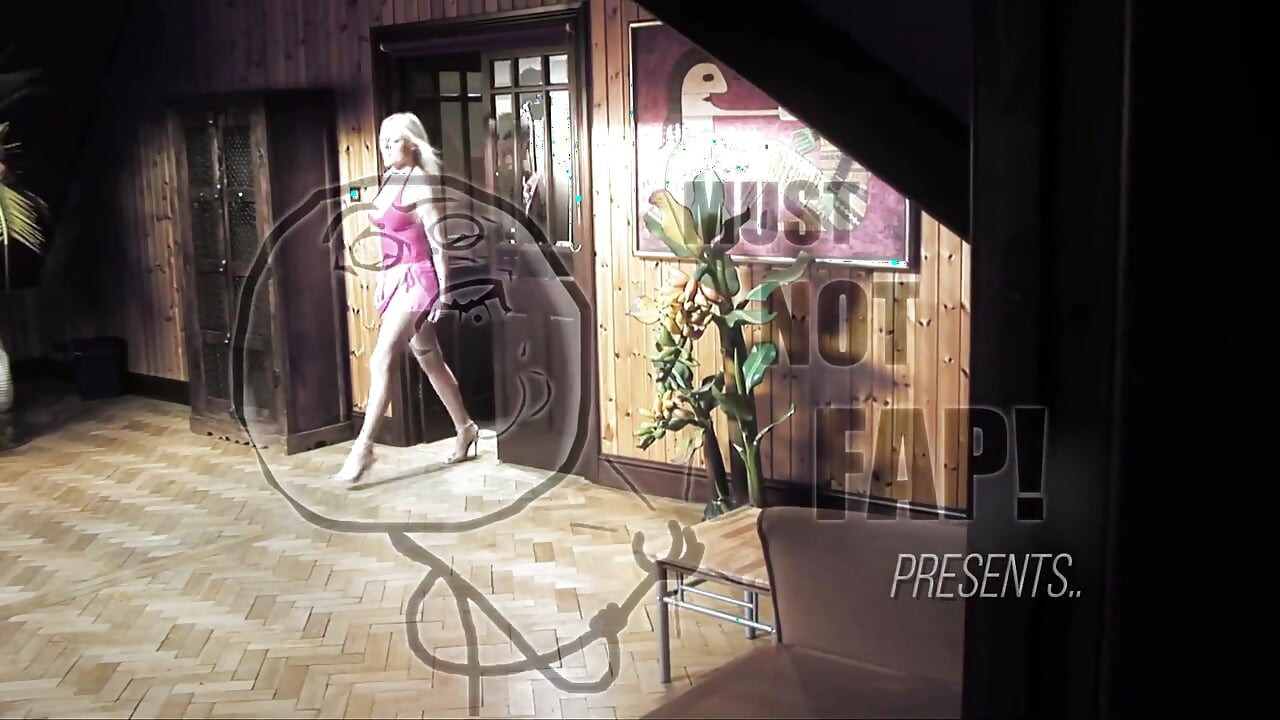 Gorąca blondynka ciasna cipka dziwka uwodzi azjatyckiego biznesmena i osusza jego jaja puste w sali fitness