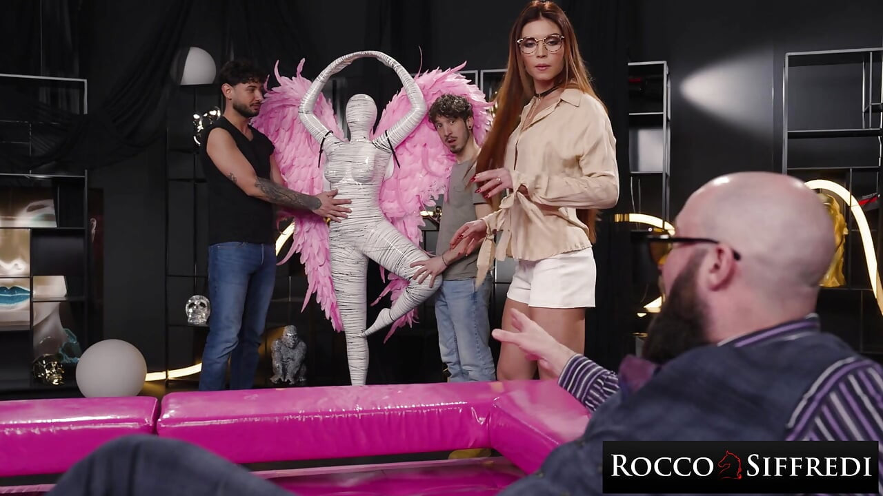 ROCCO sIFFREDI - heißes schätzchen nimmt anales hämmern von einem chef mit riesigen schwänzen