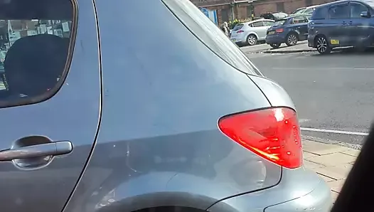Une belle-mère surprend son beau-fils en train de baiser dans une BMW Série 3