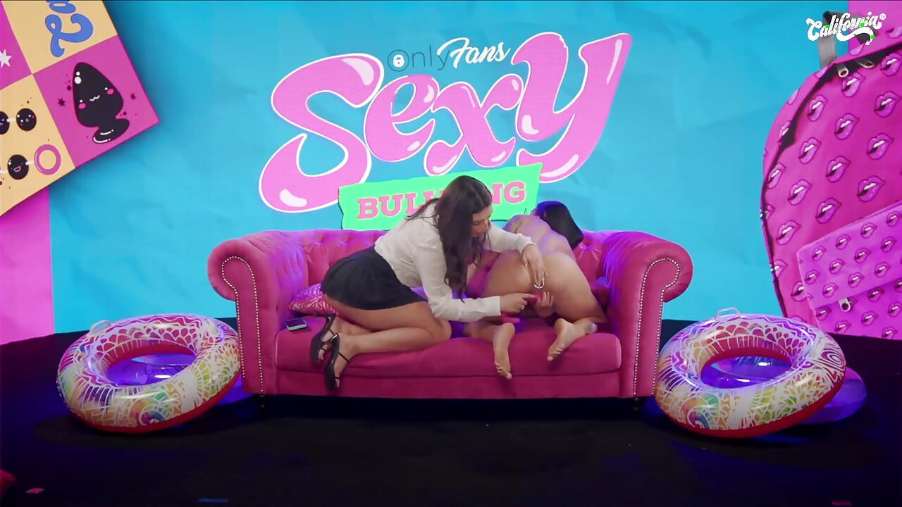 Testing Sex Toys in the Brunette's Pussy and Ass