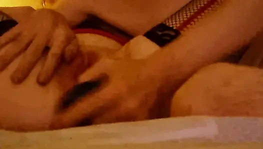 Cewek sange ini lagi asik muasin memek dan pantatnya pakai dildo ukuran XL