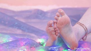 Buceta e pés provocam vídeo sexual