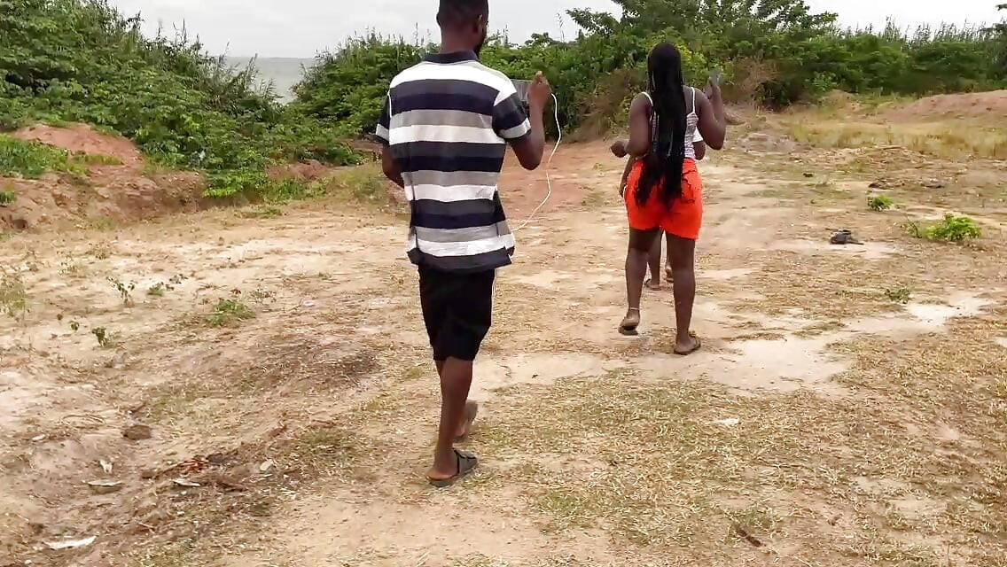EN UNG 19-ÅRIG NIGERIA PIGER OG DRENGE GÅR FOR AT KNEPPE