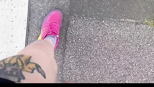 Стираю мои потные ступни после бега