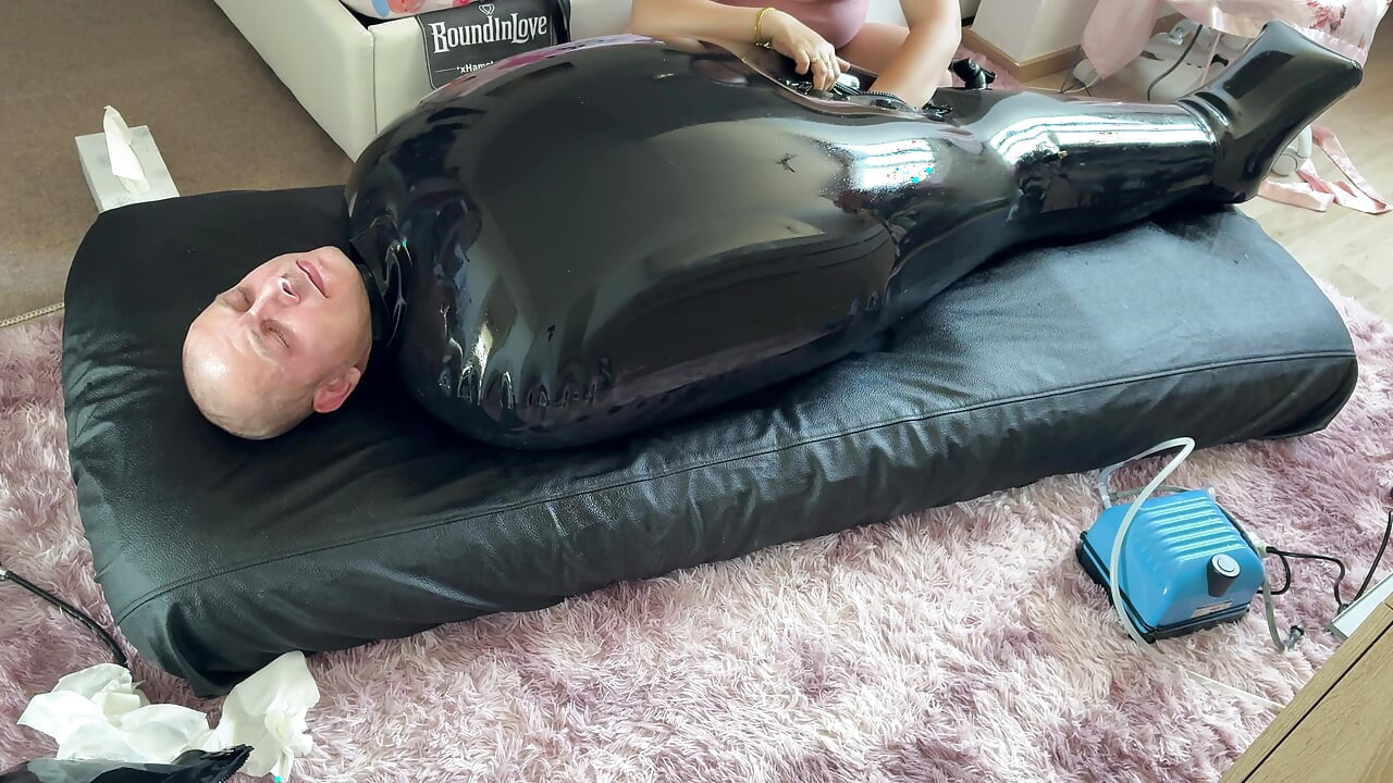 Esposa deixa seu marido louco com ESTIM em saco inflável de látex de látex - Exreme Edging. Respiração restringida amordaçada