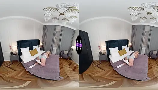 Molly cute gibt einem hinterhältigen voyeur eine private Spielzeugshow - teenMegaWorld