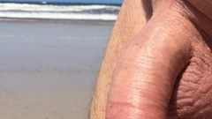 Dick blinkar på stranden