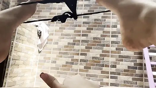 Die schöne Stiefschwester spielt gerne mit ihrem Cliptoris, bevor sie aufs College geht