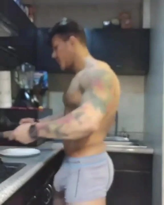 Bintang porno seksi membuat makanan dan menari