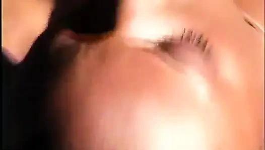 Хорошенькие черные лесбиянки лижут киску в бассейне