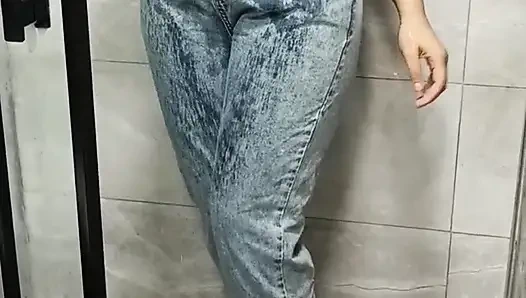 Duşta Islanarak Soyunma ve Boşalma