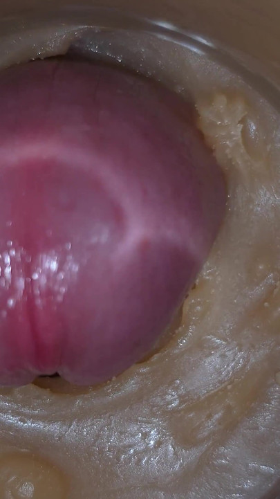 膣の中にプッカプスが噴き出すおもちゃカメラ、膣4K。エクストリームクローズアップ!