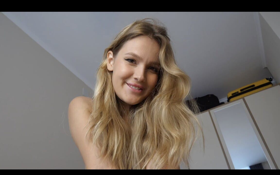 Een goeie meid weet hoe ze een goedemorgen moet maken. Virtuele seks