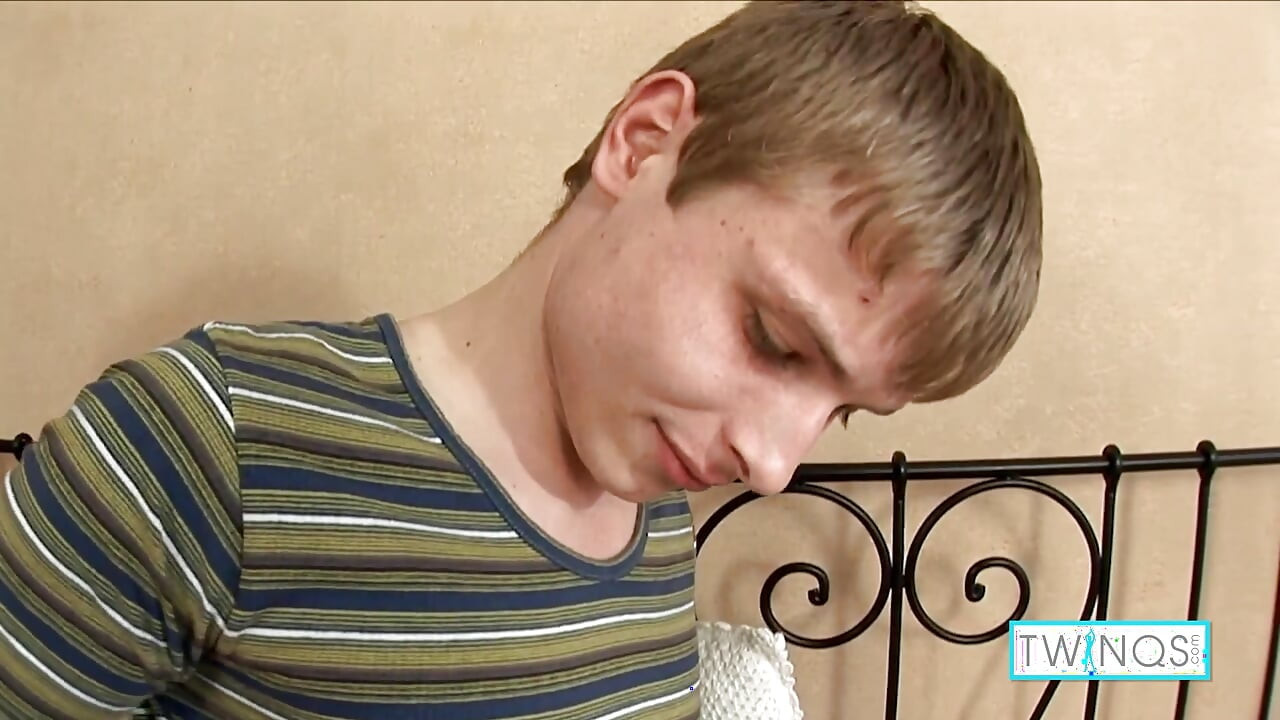 Mooie kinky blonde Bobby N vingert zijn kontgaatje om klaar te komen!