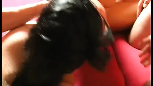 Gadis remaja di-gangbang sama sara di klub malam