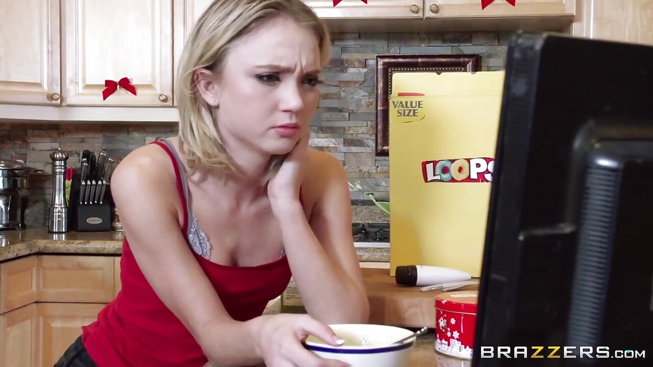 Micuța Dakota Skye se confruntă cu Mick și Bill pentru o dominație anală sălbatică de Crăciun