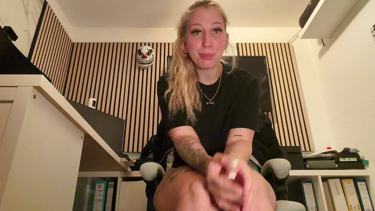 Intern slut almost caught by the boss in the office wixxing!