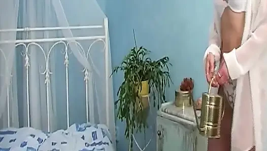 Sarışın kırmızı oyuncağı sert anal sekste derine alıyor