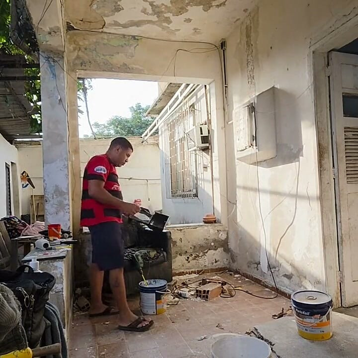 Poniendo las bolas en el culo de mi hermanastra