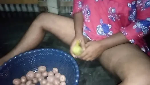 Bangladeschische dorf-hausfrau mockt den boden, wenn ein fremder sie gelockt hat (Bengali Audio) HD