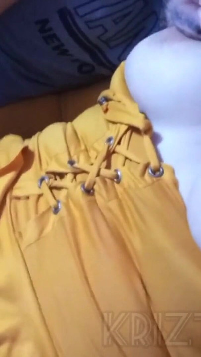 夫は私の大きな自然な胸をしゃぶるのを楽しんでいて、乳首を撫でたり吸ったりすることに夢中になっています パート2 |クリップ1