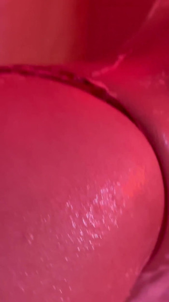Moment spectaculos din "Dans erotic în cadă cu femeie latino cu fese mari"