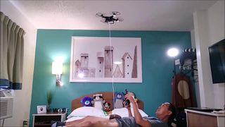 Usando un dron para masturbarse