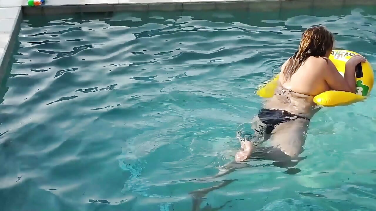 Regresamos de la playa y madrastra se mete su enorme consolador, quiero follarla y me corro en su coño