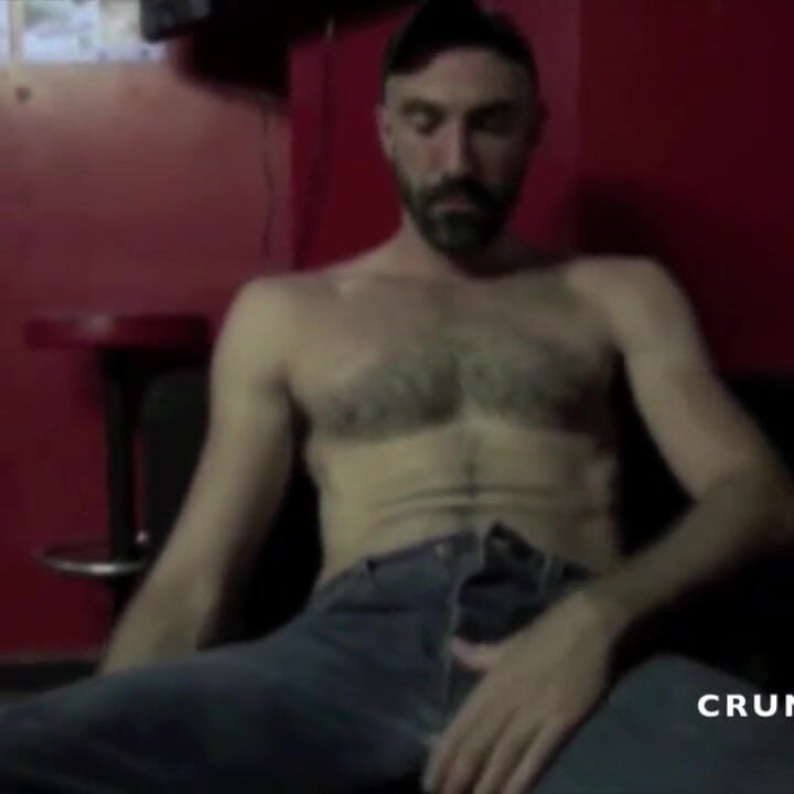 Des jumelles sexy baisent dans un exhib