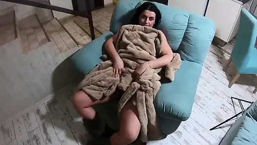 Aku lagi asik nyepong kontol dan ngentot gaya doggy sambil bugil!