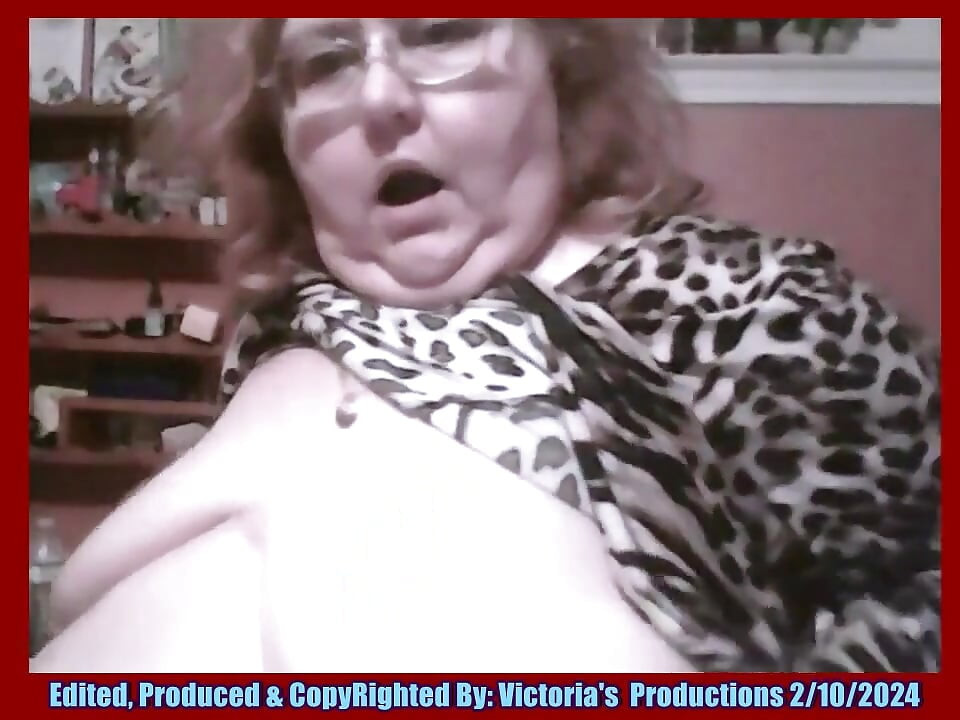 Vicki si suster nakal ini pamer toketku di depan kamera vicki di kamar tidurnya!