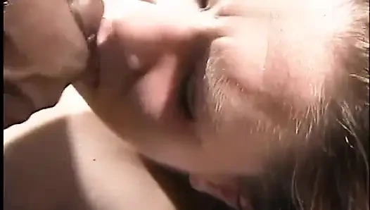 Yarağa aç esmer kadın büyük bir siyah yarakla götünü parçalıyor