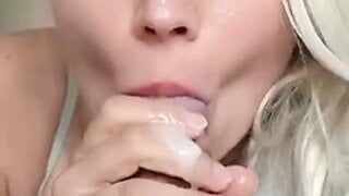 Sexy TS-Mädchen gibt einen Blowjob