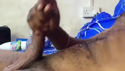 Ateşli formda kıllı vücut ve güzel sert yarak