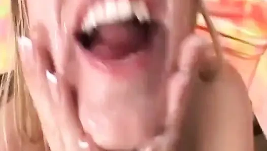Crot sperma hangat cewek rambut pirang bukkake