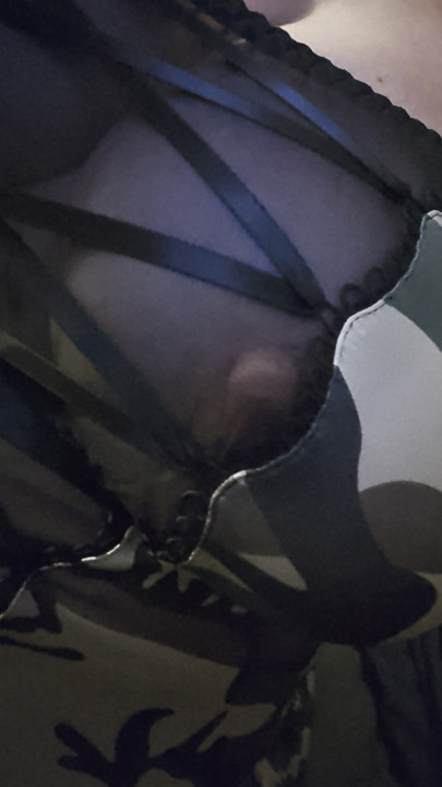 Vestir.. jogo do mamilo .. Kink