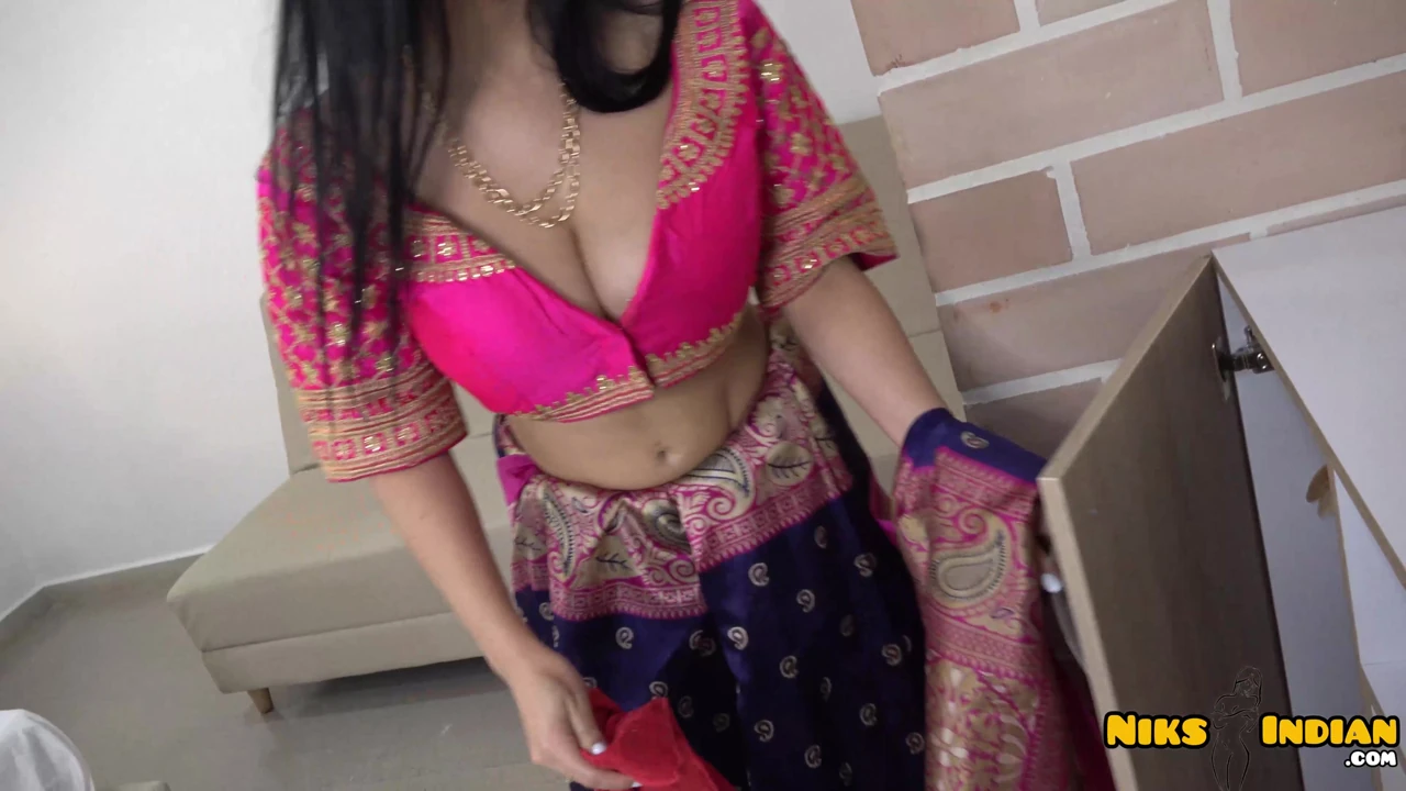Büyük memeli Hintli MILF, Saree Choli'yi çıkarıyor ve Devar Ji ile sikişiyor