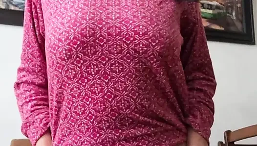 Ateşli ve ıslak üvey anne fahişe gibi sikilmeyi hayal ederek vajinasına dokunuyor