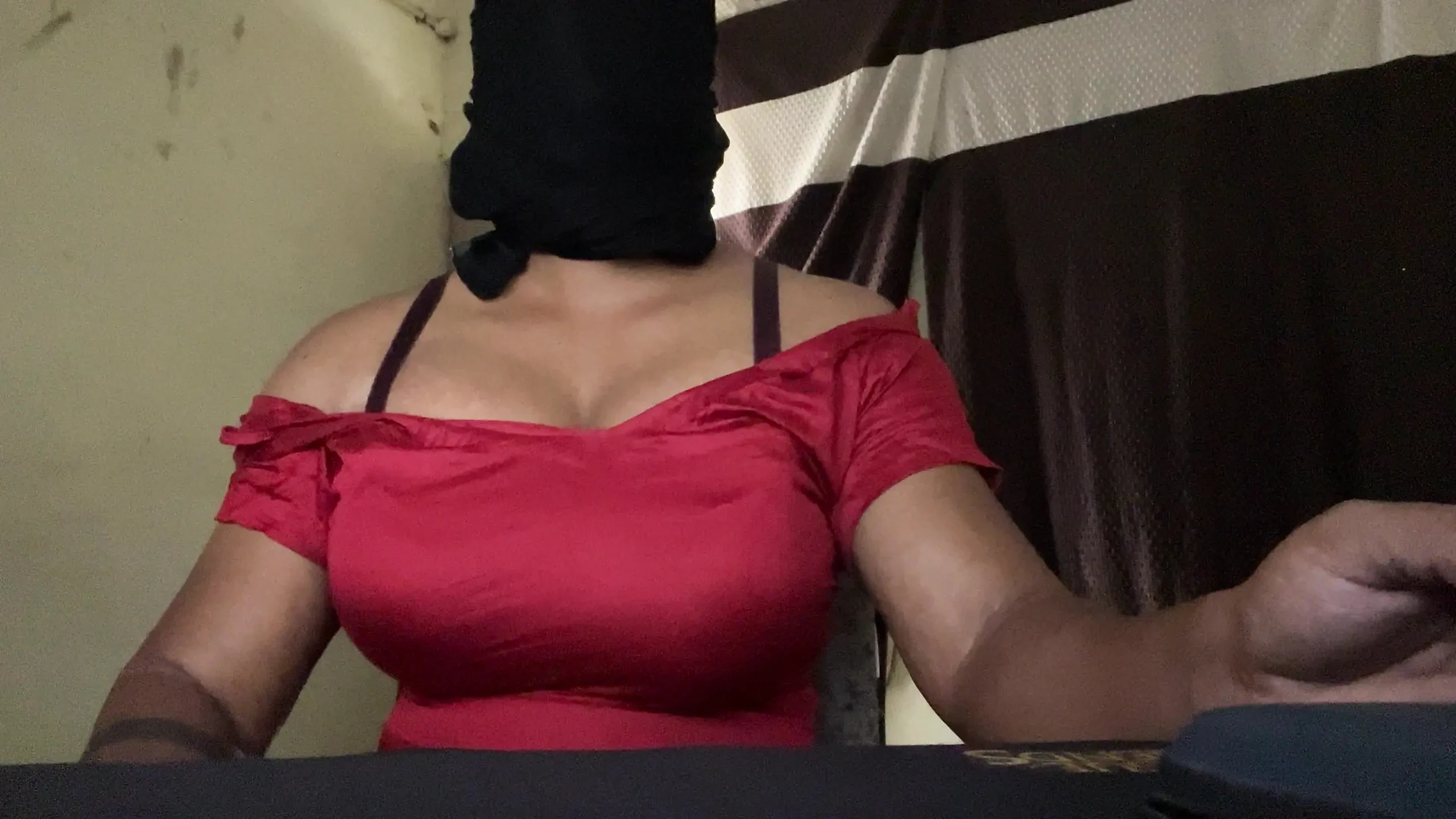 wielkie crossdresser dokucza w czerwonym garniturze salwar