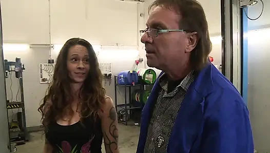 Seksi büyük götlü dövmeli esmer üçlü grup sekste sikiliyor