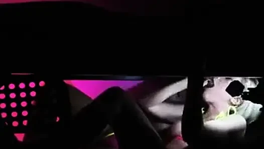Krystal ve Kyla sağım masasında büyük siyah bir yarağı çifte sikiyor