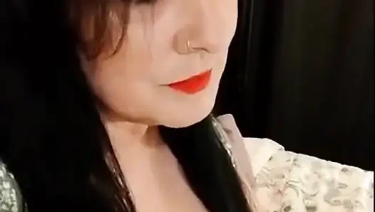 Симпатичная курящая милфа с красной помадой