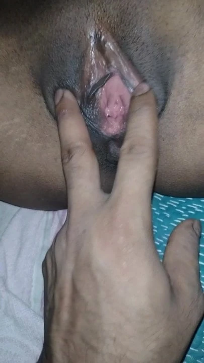 Meri hot chut me ungali ki